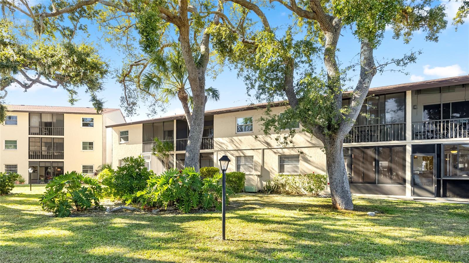 Image 23 of 32 For 2300 Stickney Point Road 102