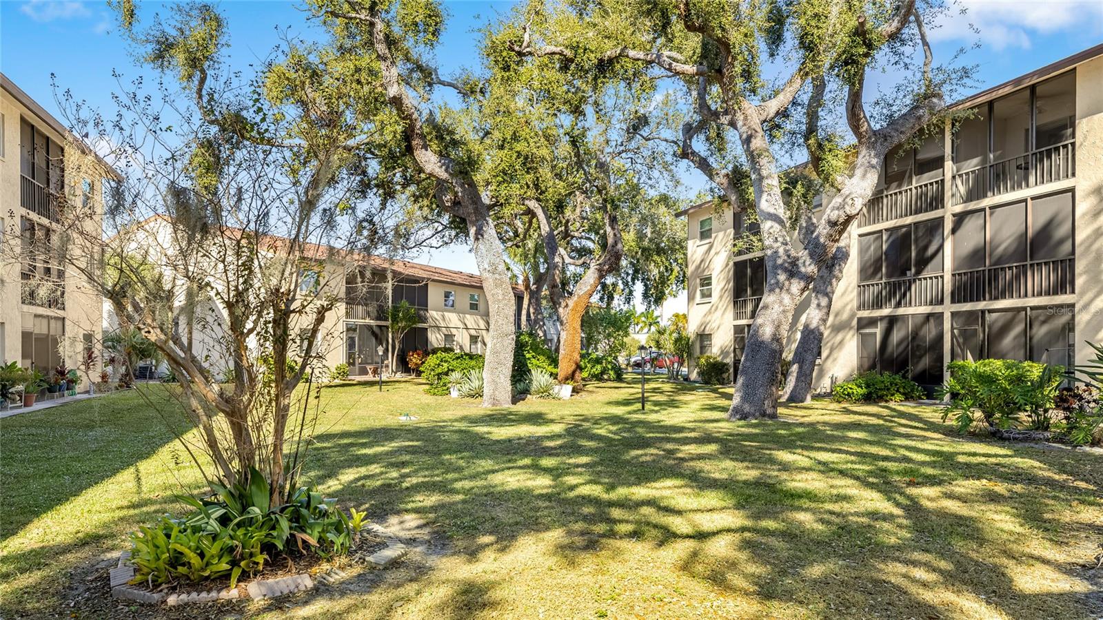 Image 27 of 32 For 2300 Stickney Point Road 102