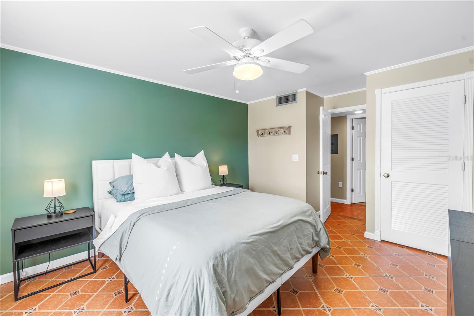 Image 18 of 40 For 3269 Beneva Road 102