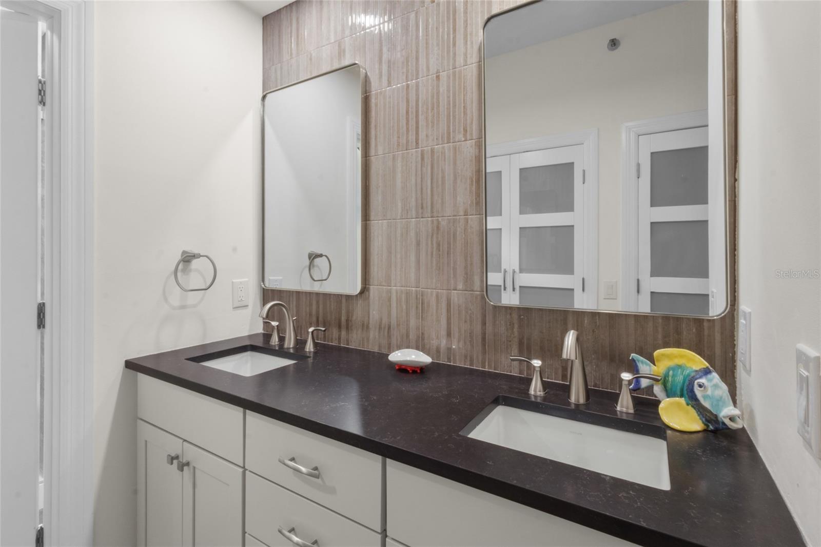 Image 16 of 42 For 615 Dream Island Place 105