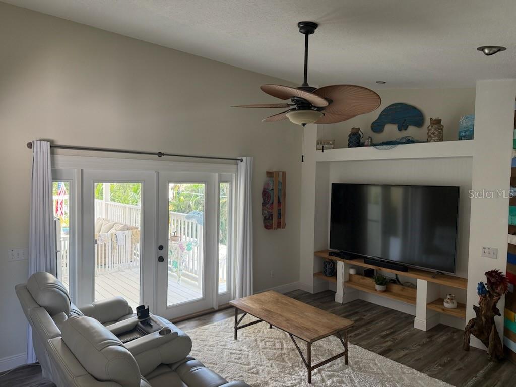 Listing photo id 11 for 508 83rd Street Nw