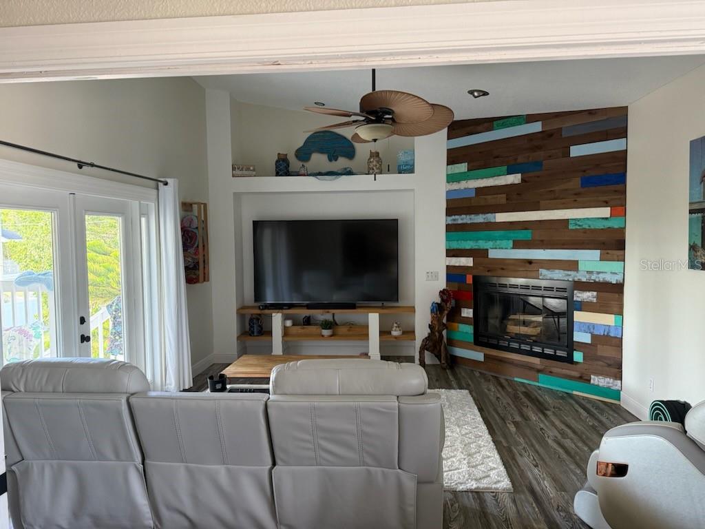 Listing photo id 13 for 508 83rd Street Nw