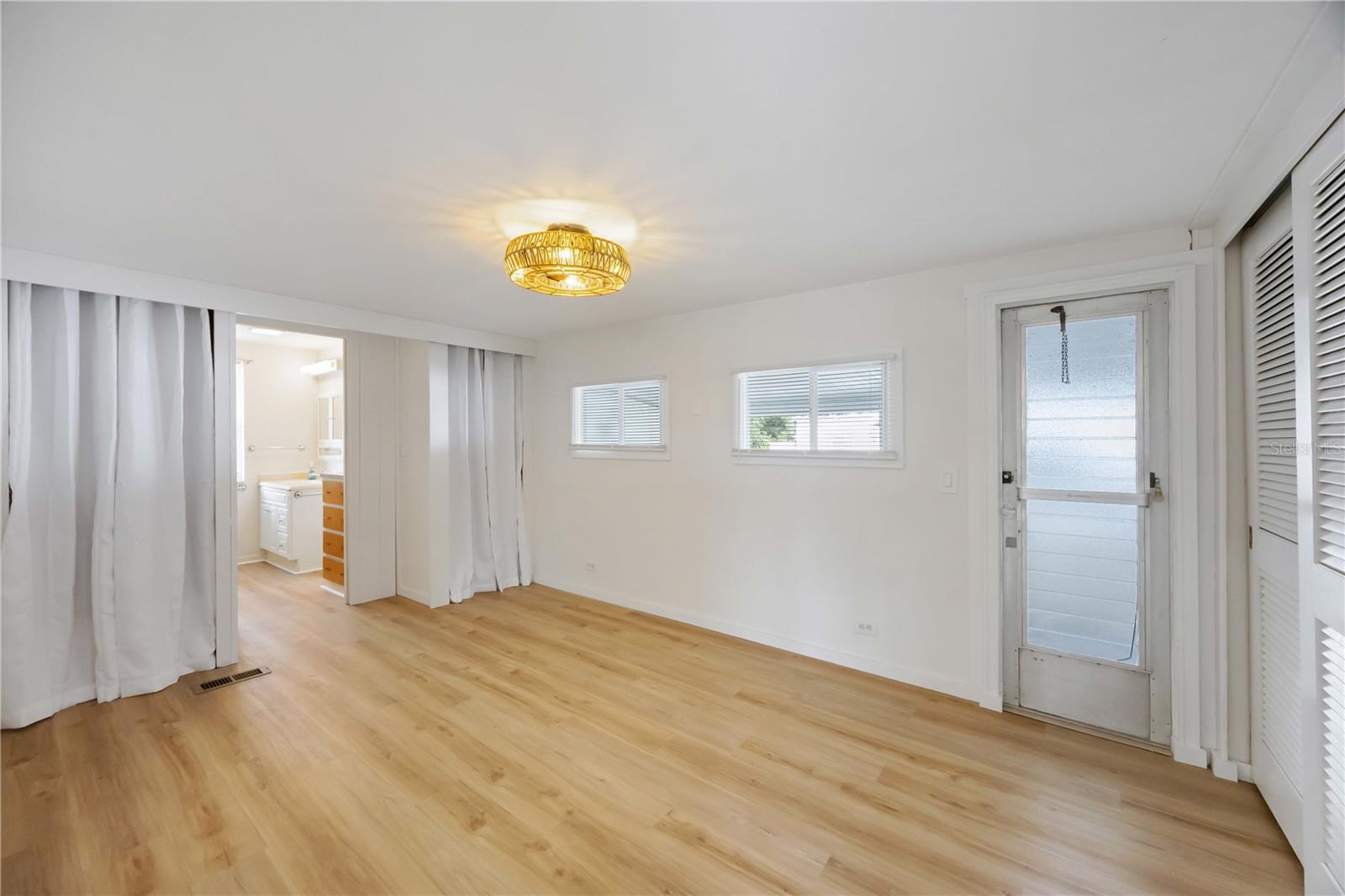 Image 15 of 39 For 1221 41st Avenue E