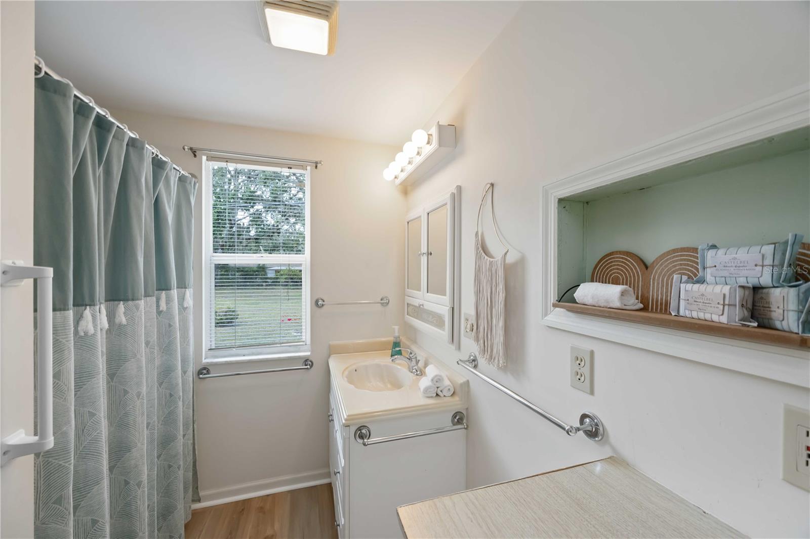 Image 18 of 39 For 1221 41st Avenue E