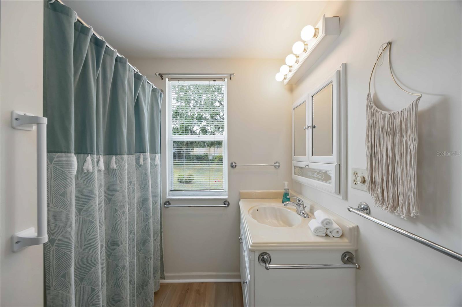 Image 19 of 39 For 1221 41st Avenue E