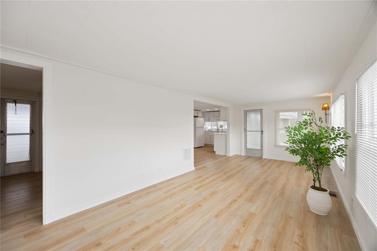 Image 5 of 39 For 1221 41st Avenue E