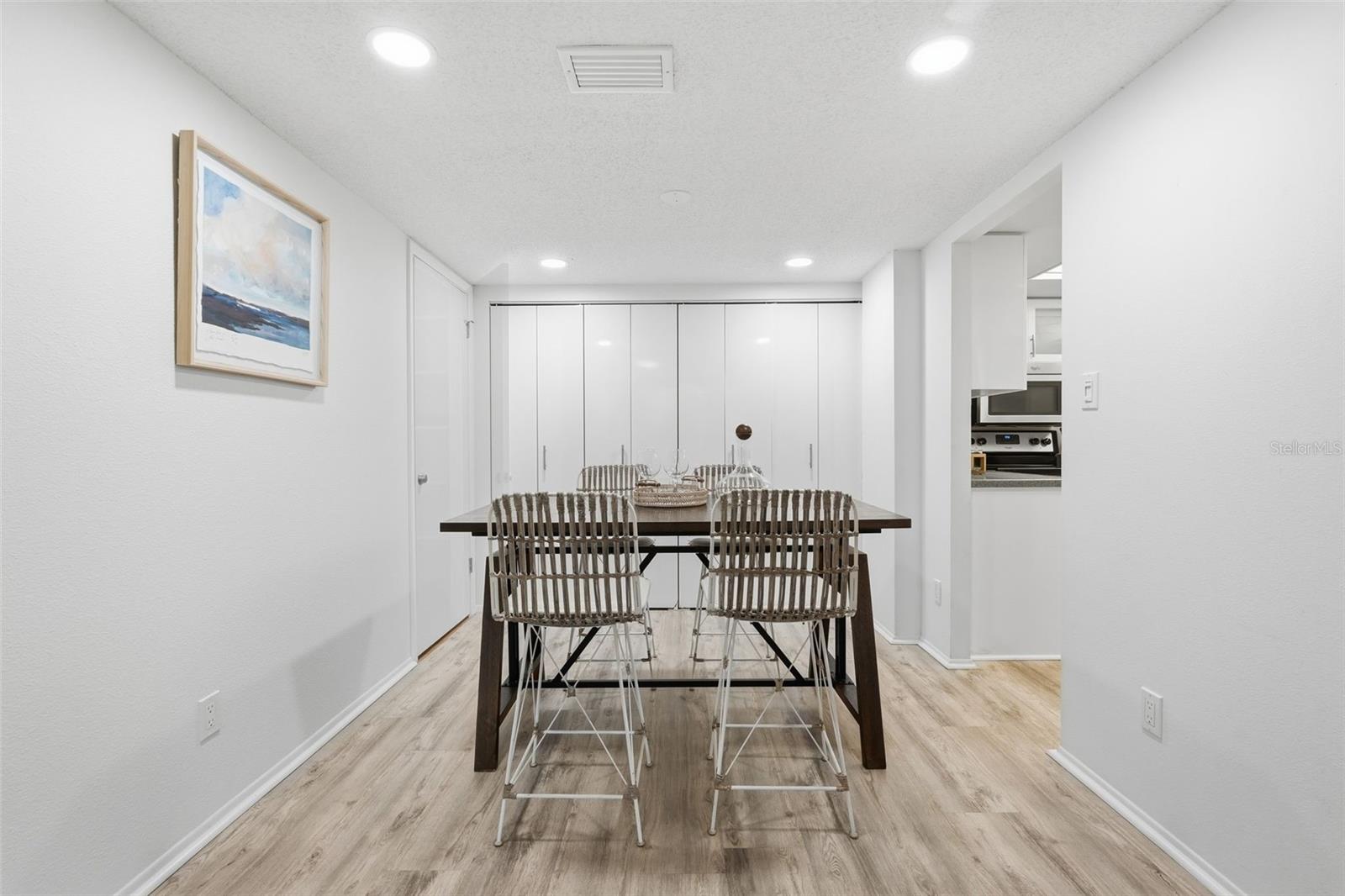 Image 15 of 58 For 6415 Midnight Pass Road 211