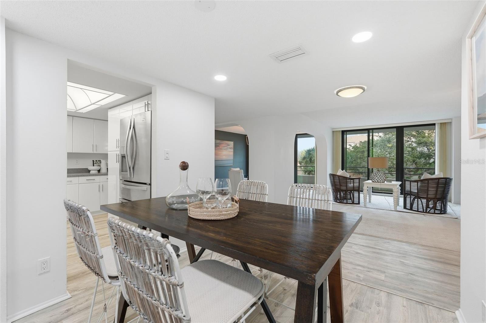 Image 16 of 58 For 6415 Midnight Pass Road 211