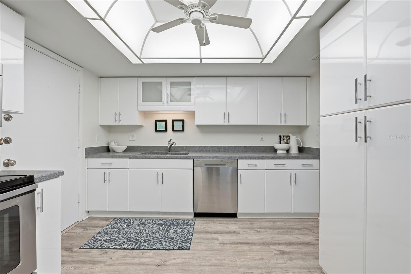 Image 18 of 58 For 6415 Midnight Pass Road 211