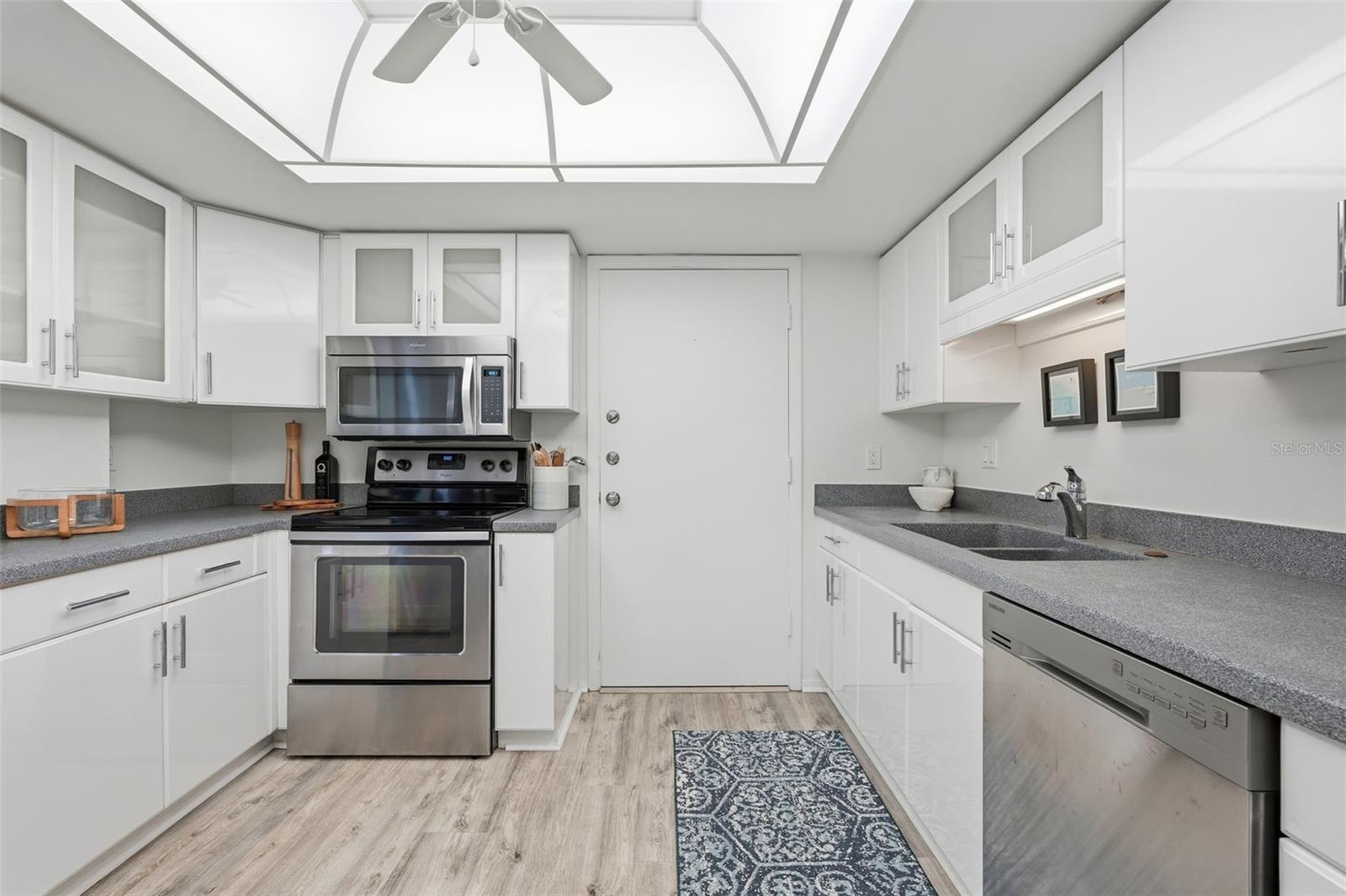 Image 19 of 58 For 6415 Midnight Pass Road 211