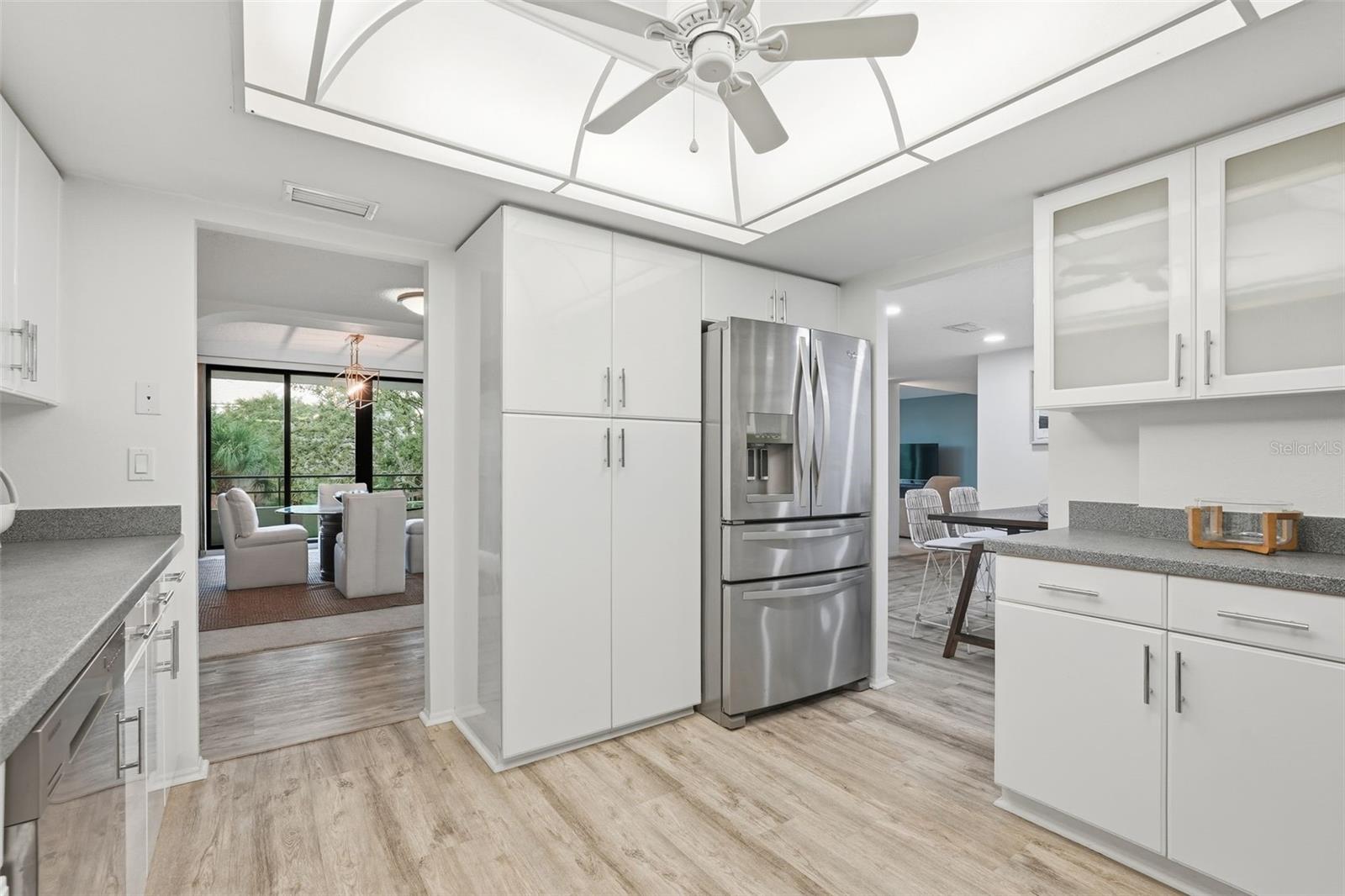 Image 20 of 58 For 6415 Midnight Pass Road 211