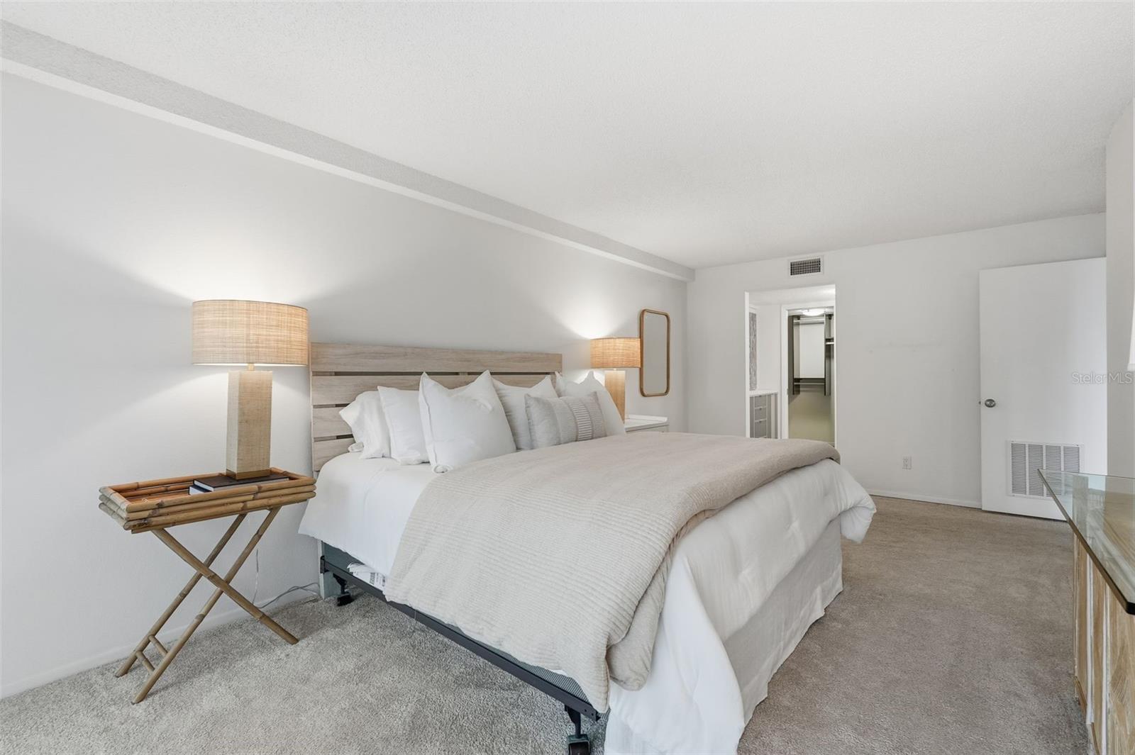 Image 25 of 58 For 6415 Midnight Pass Road 211