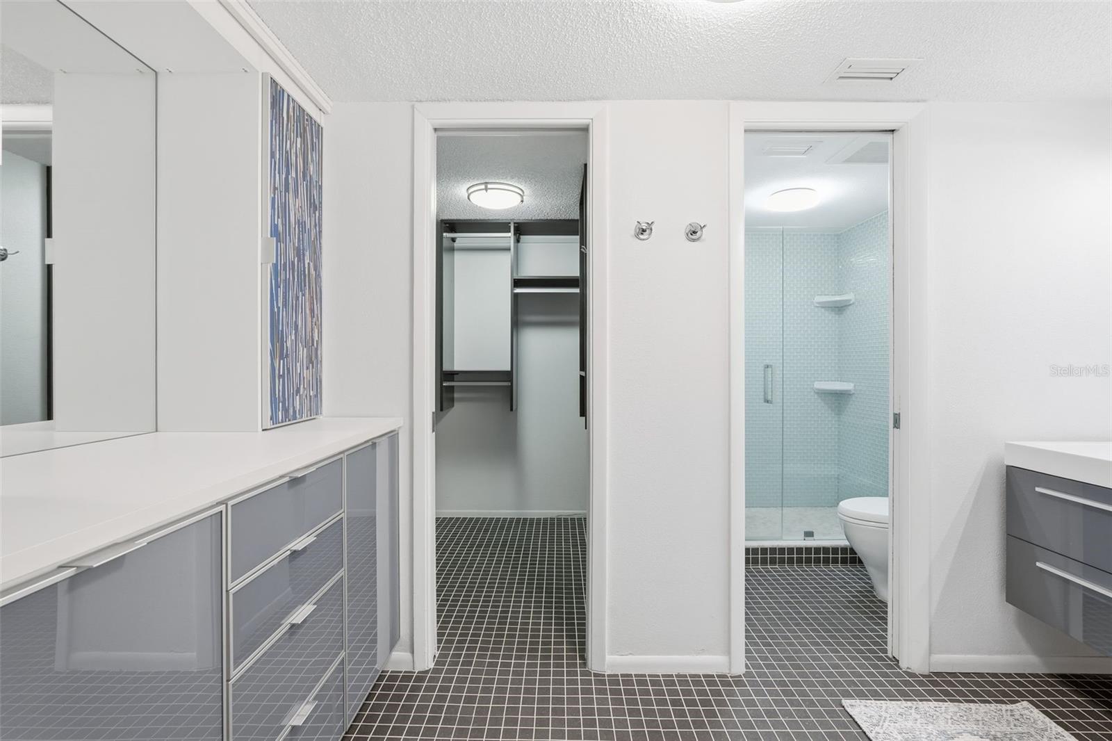 Image 26 of 58 For 6415 Midnight Pass Road 211