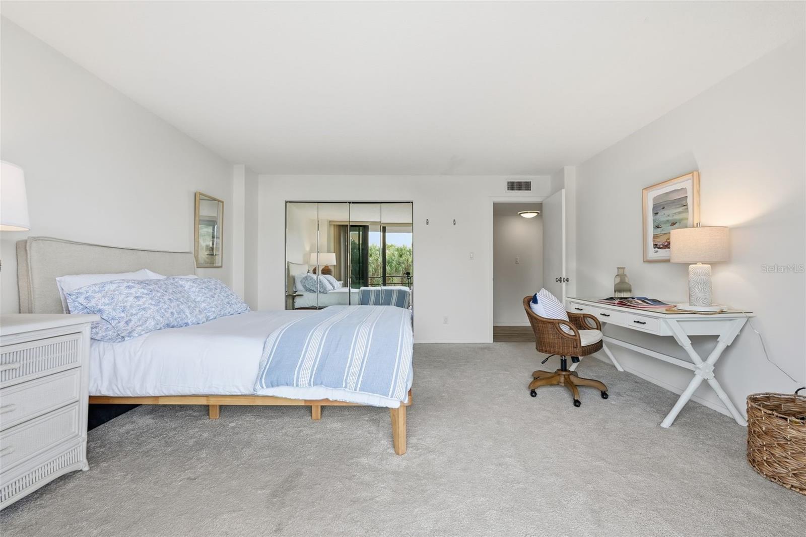 Image 32 of 58 For 6415 Midnight Pass Road 211