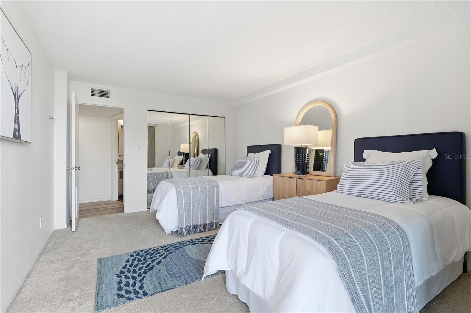 Image 34 of 58 For 6415 Midnight Pass Road 211