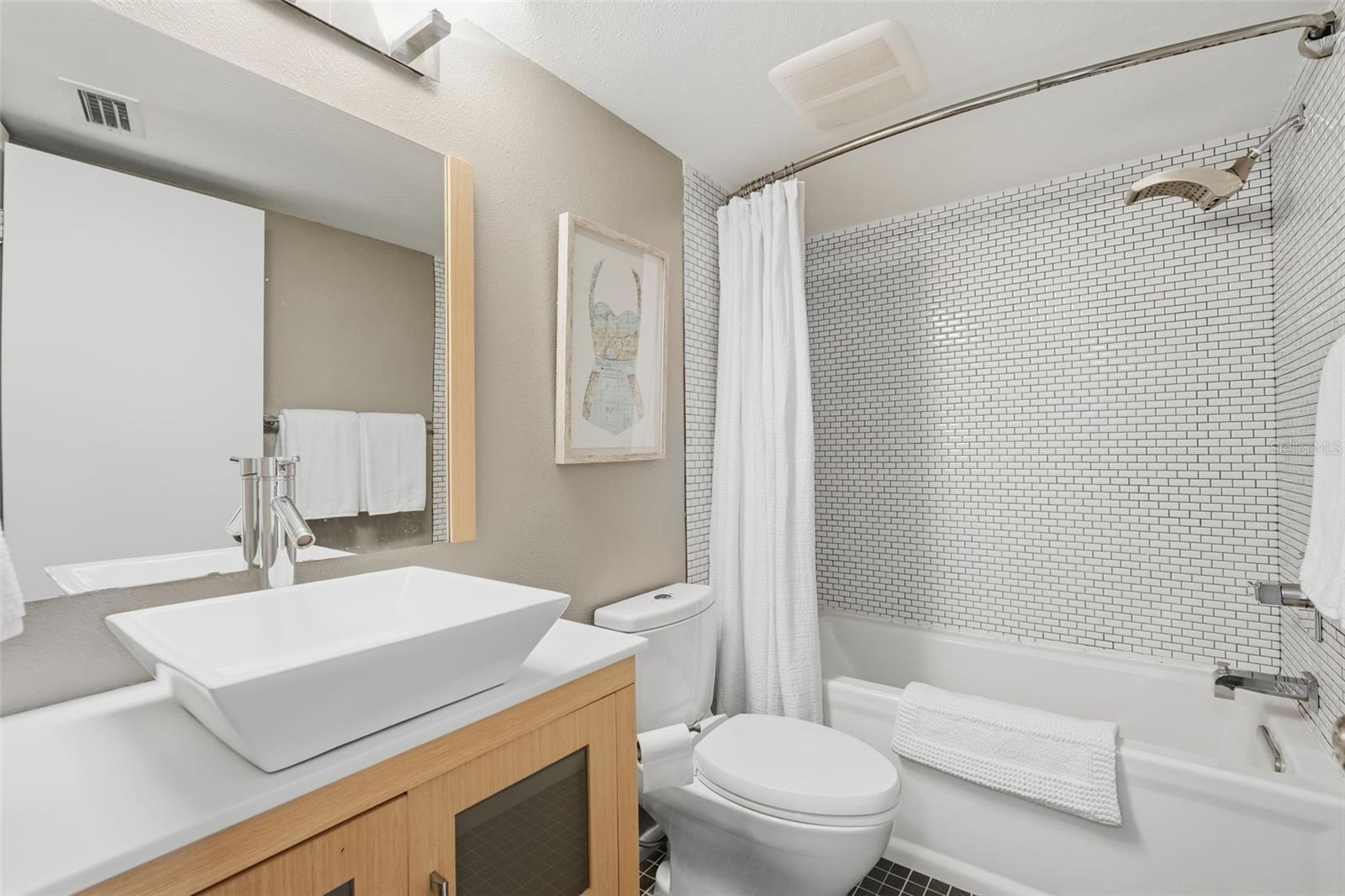 Image 35 of 58 For 6415 Midnight Pass Road 211