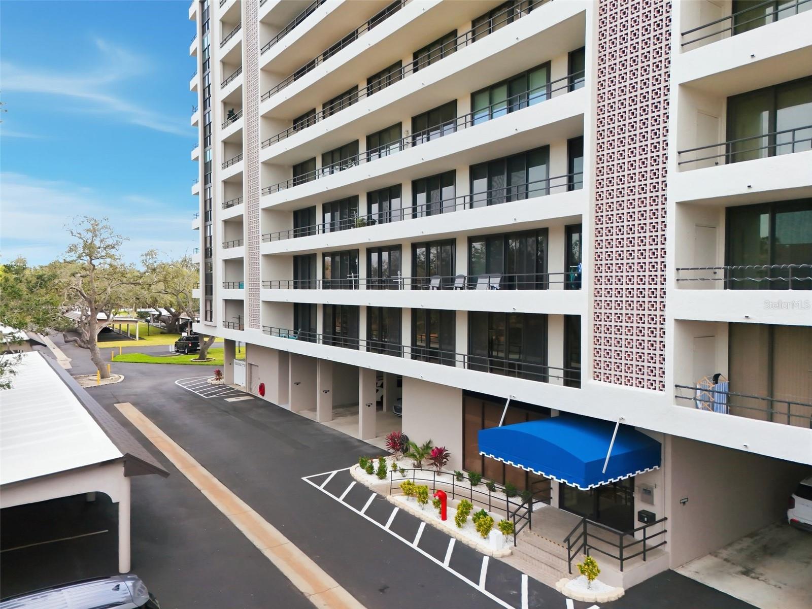 Image 36 of 58 For 6415 Midnight Pass Road 211