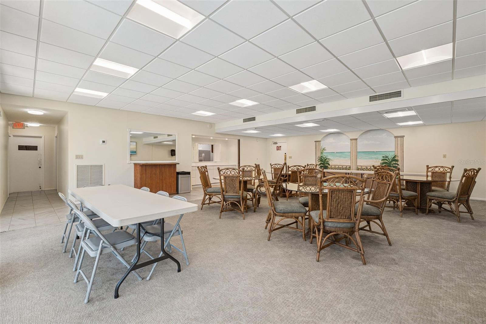 Image 39 of 58 For 6415 Midnight Pass Road 211