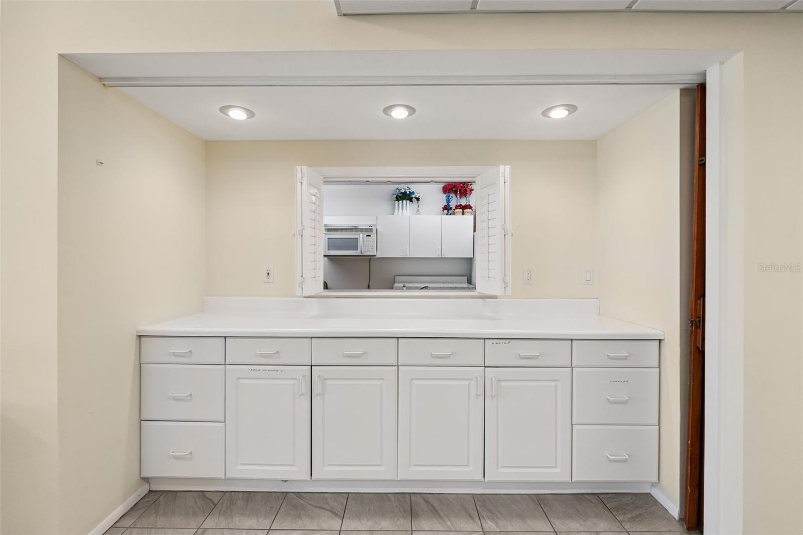 Image 40 of 58 For 6415 Midnight Pass Road 211