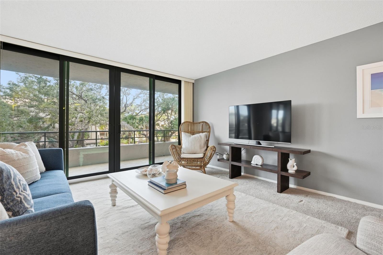 Image 9 of 58 For 6415 Midnight Pass Road 211