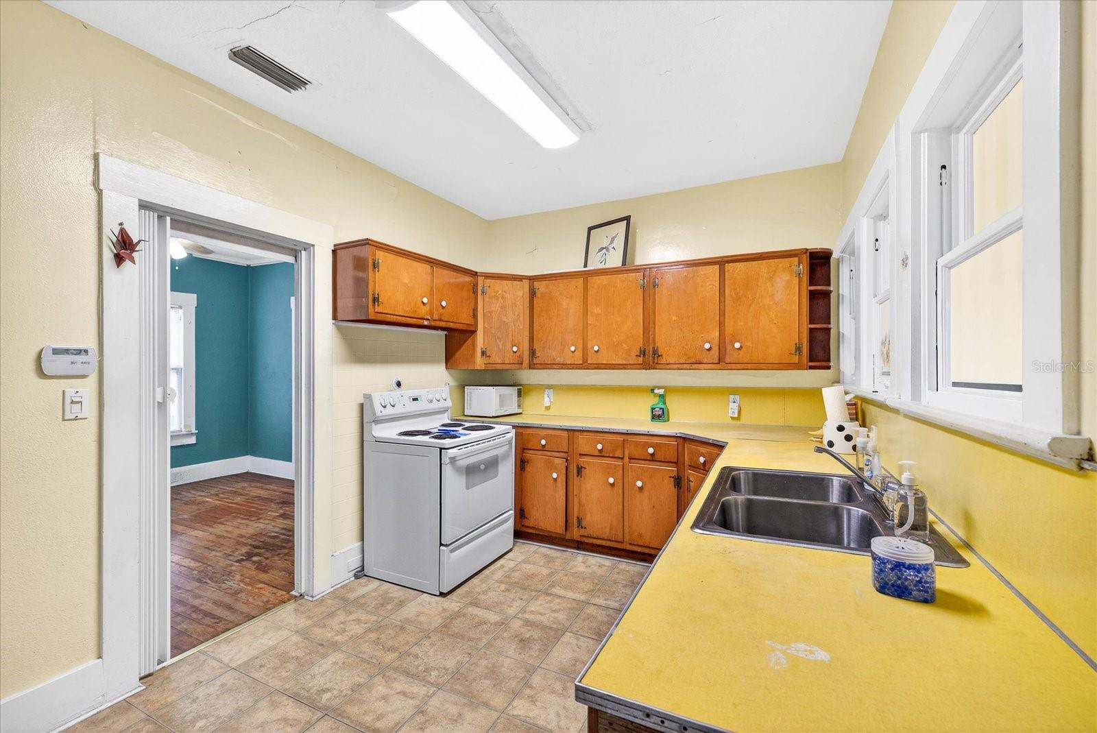 Image 15 of 45 For 1019 10th Avenue W