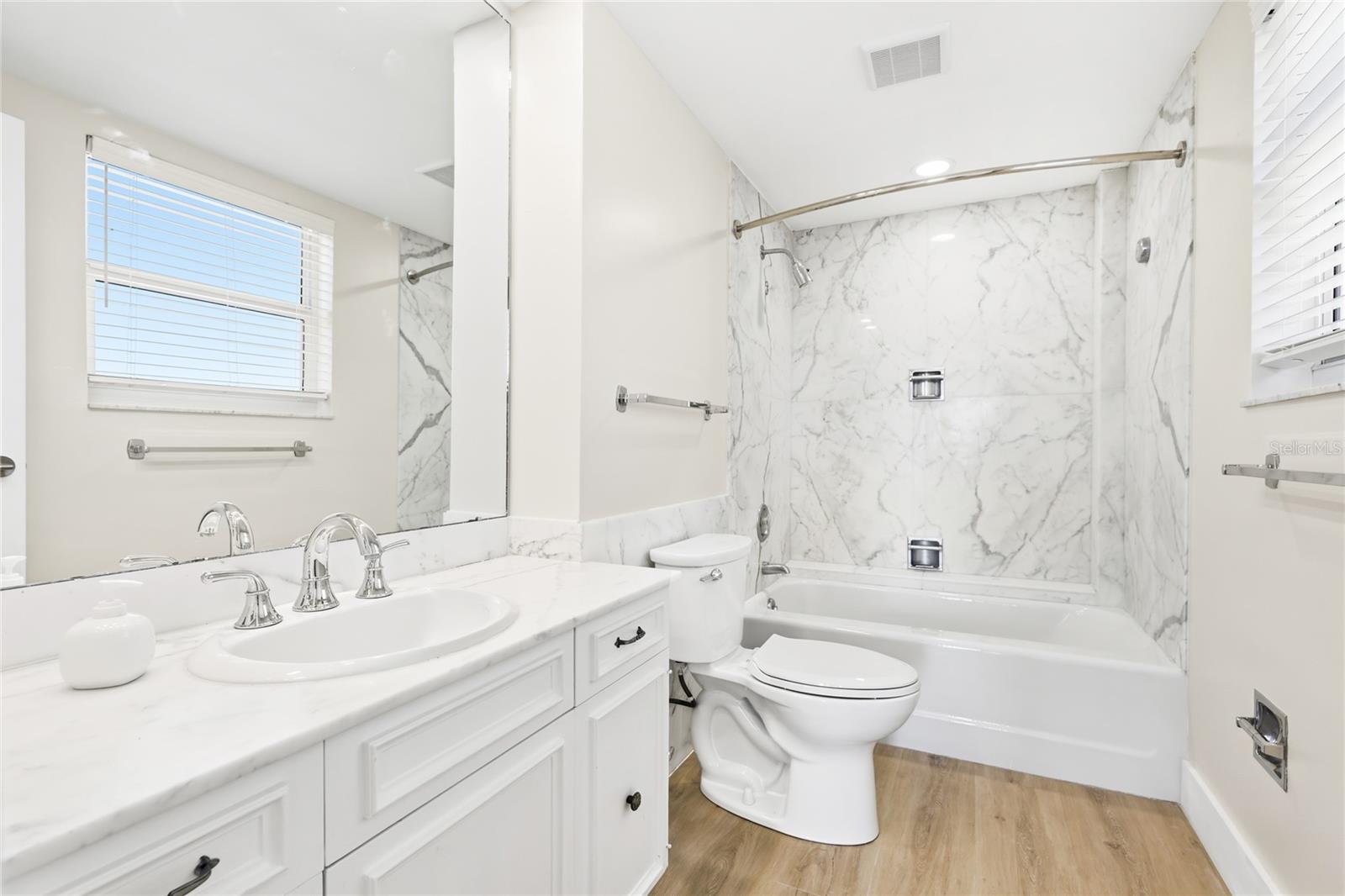 Image 14 of 32 For 601 Longboat Club Road 504s