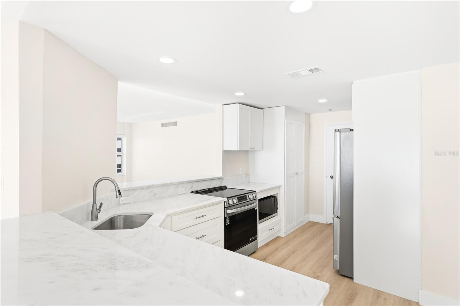 Image 8 of 32 For 601 Longboat Club Road 504s