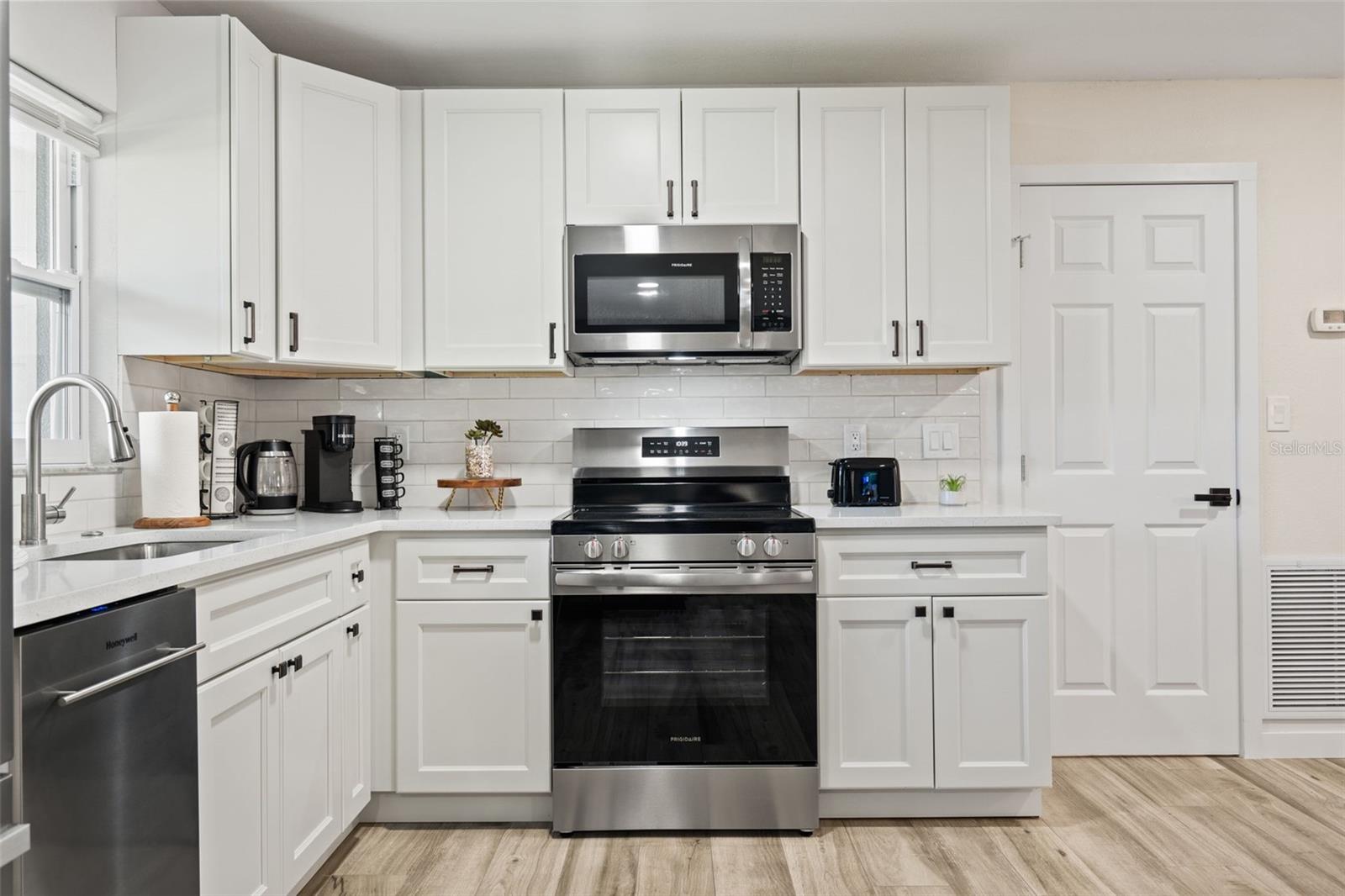 Image 18 of 44 For 3015 Vinson Avenue