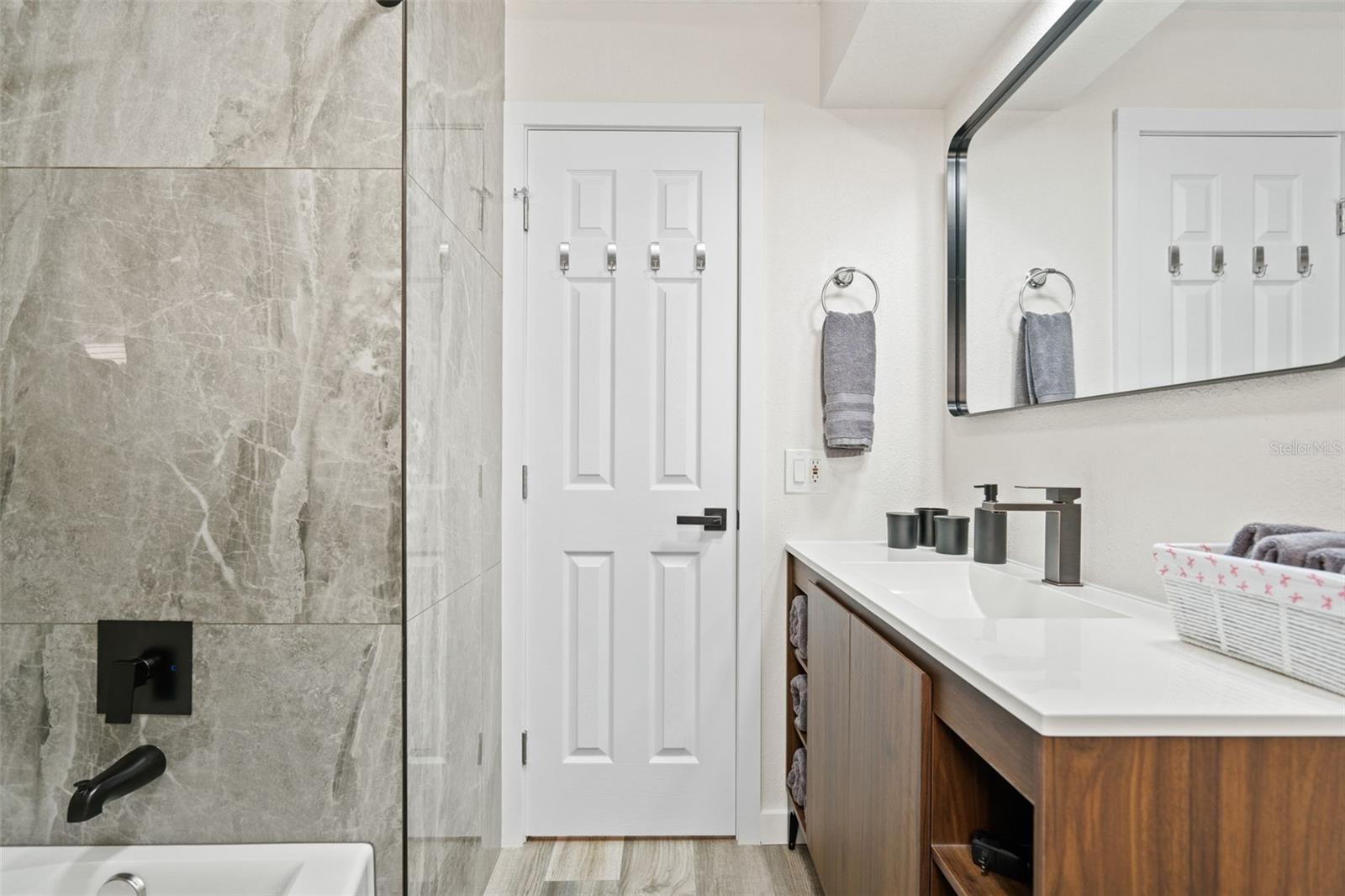 Image 23 of 44 For 3015 Vinson Avenue