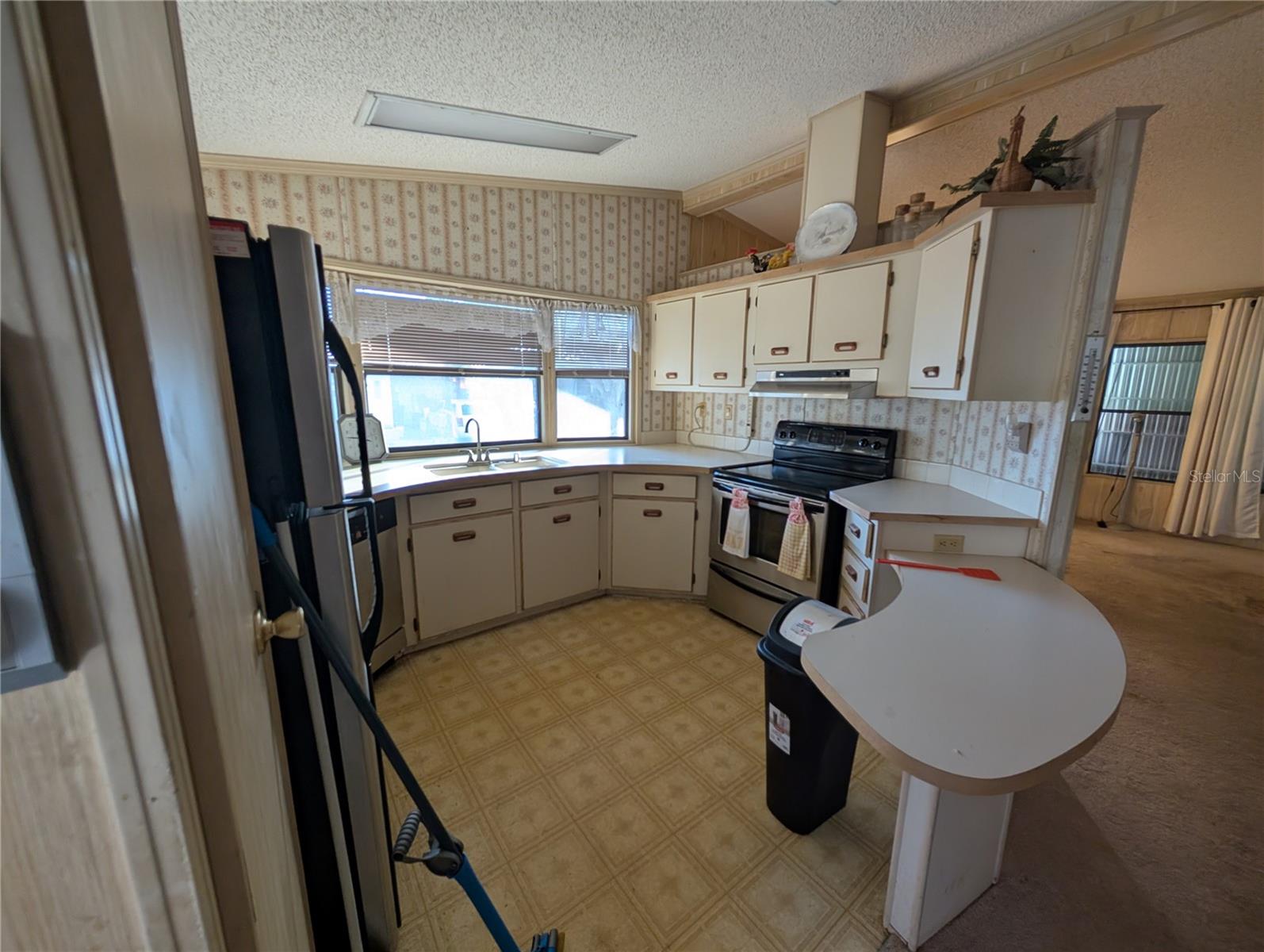 Image 3 of 15 For 715 50th Avenue Terrace W