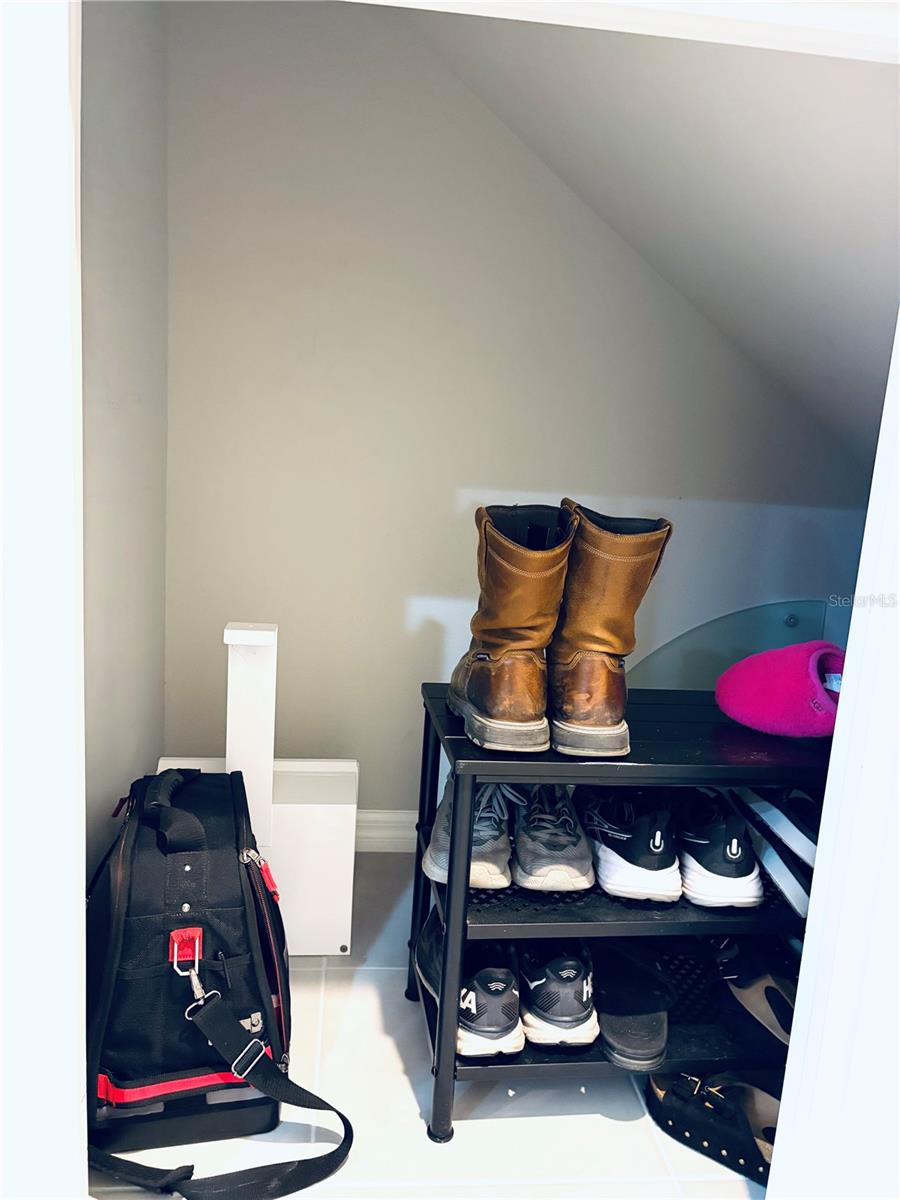 Image 15 of 39 For 6129 Willowside St