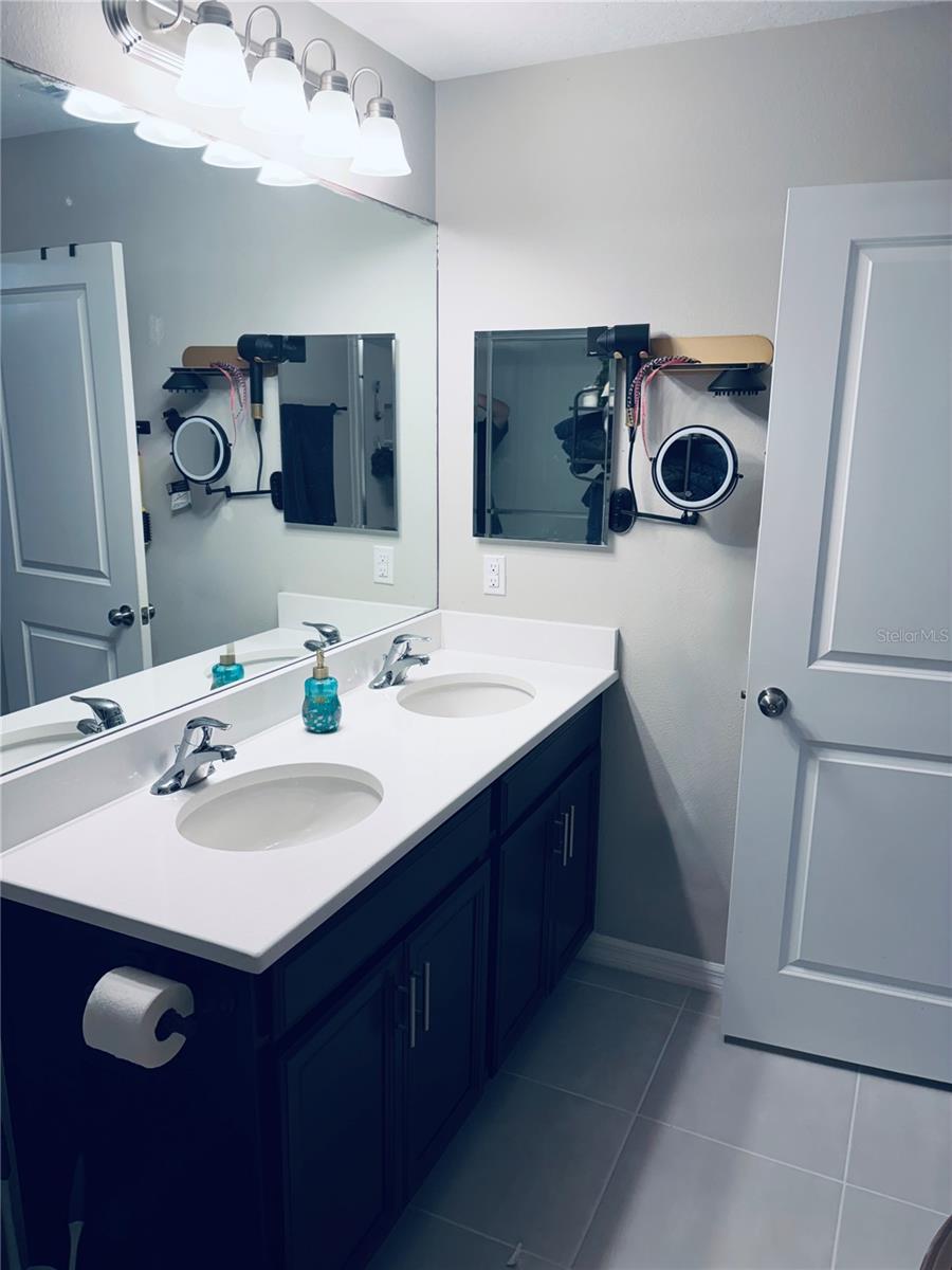 Image 23 of 39 For 6129 Willowside St