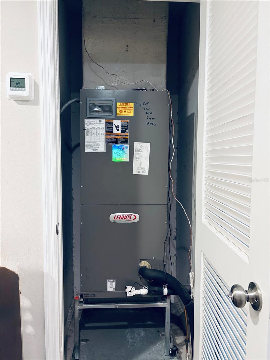 Image 26 of 39 For 6129 Willowside St