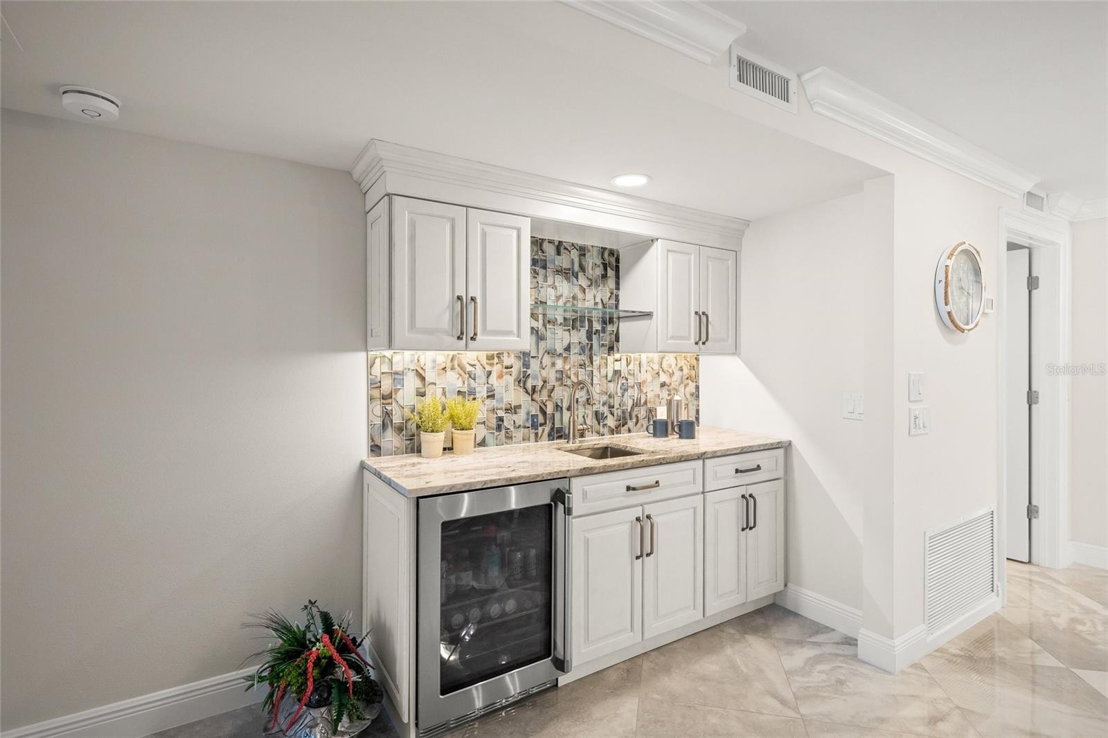 Image 28 of 72 For 5880 Midnight Pass Road 910