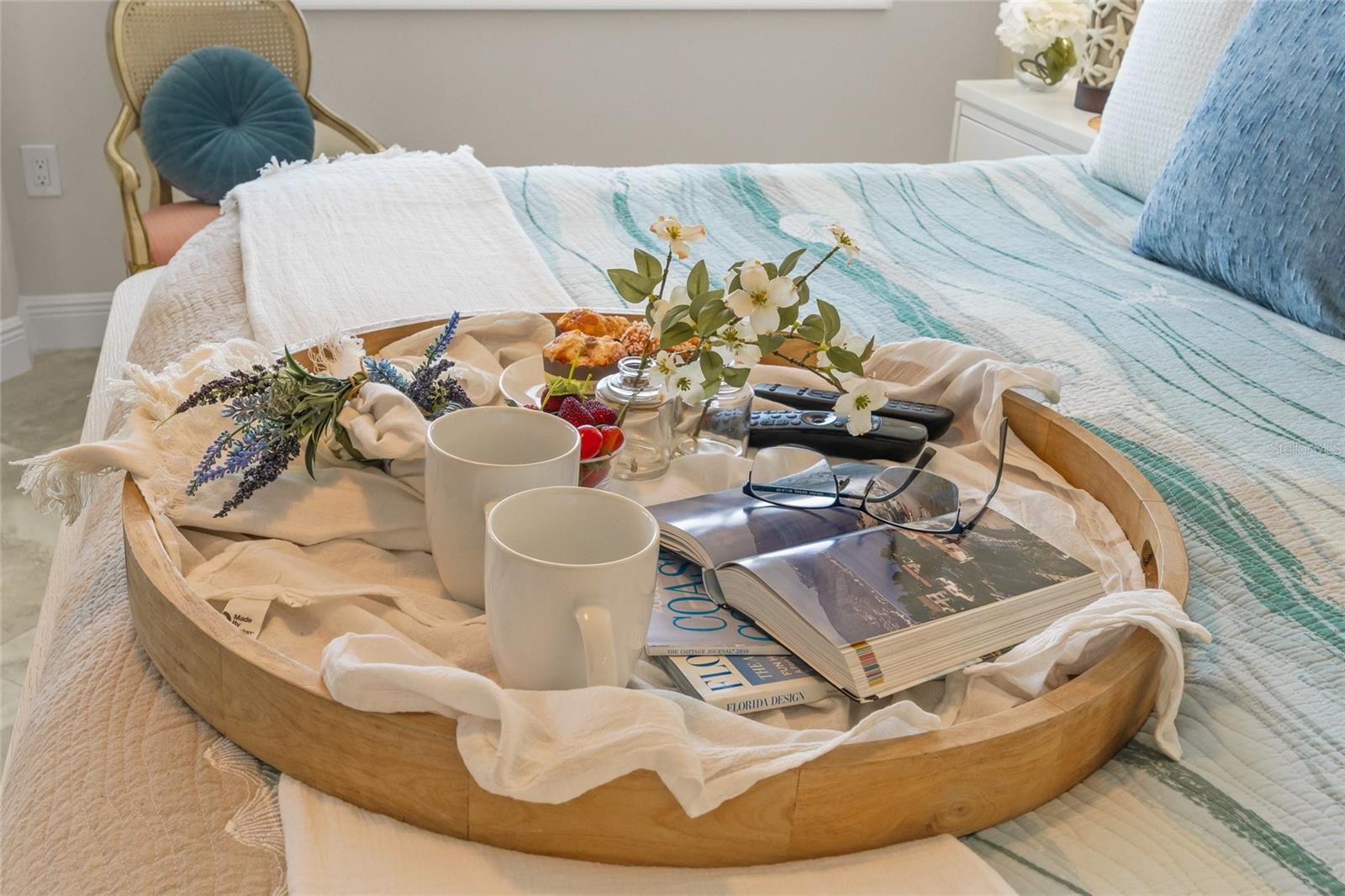 Image 39 of 72 For 5880 Midnight Pass Road 910