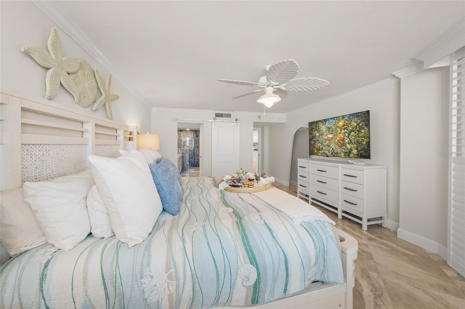 Image 40 of 72 For 5880 Midnight Pass Road 910