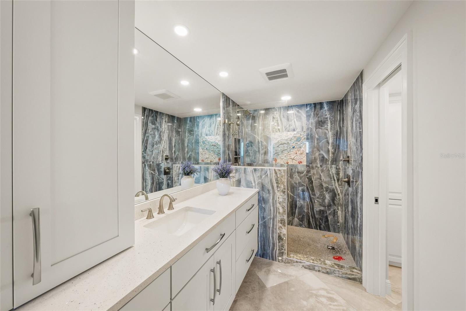 Image 41 of 72 For 5880 Midnight Pass Road 910