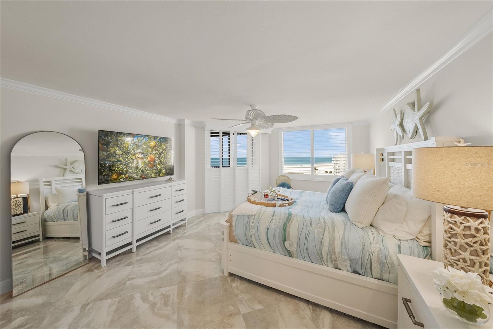 Image 44 of 72 For 5880 Midnight Pass Road 910