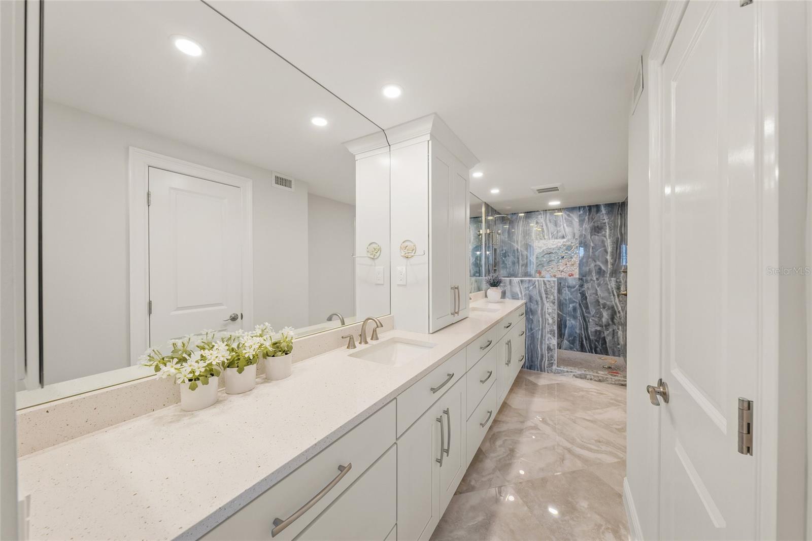 Image 7 of 72 For 5880 Midnight Pass Road 910