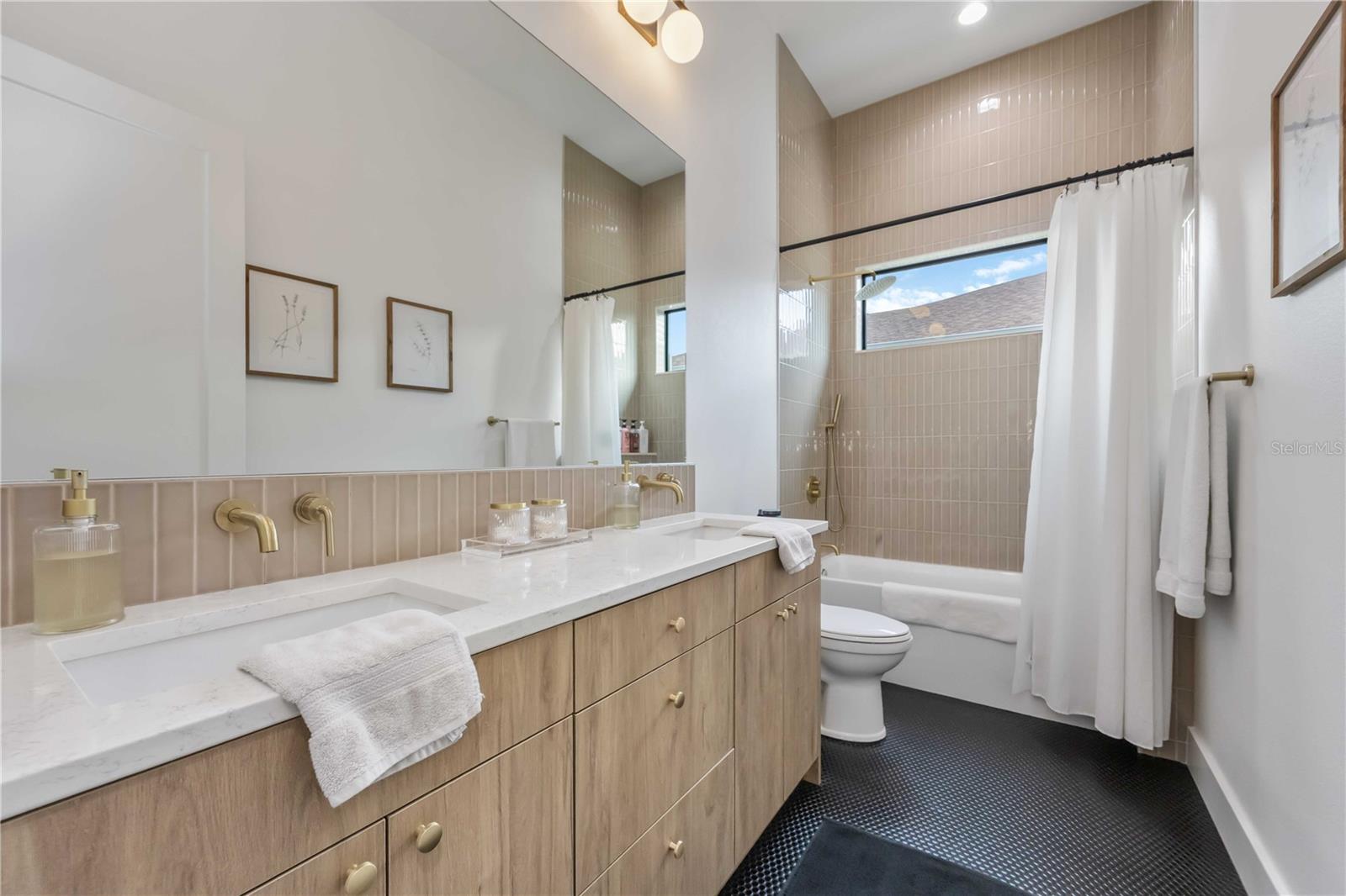 Image 33 of 66 For 8 Idle Court