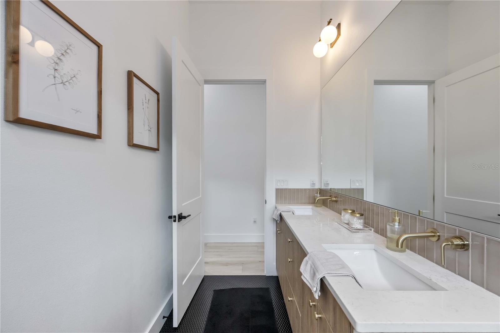 Image 34 of 66 For 8 Idle Court