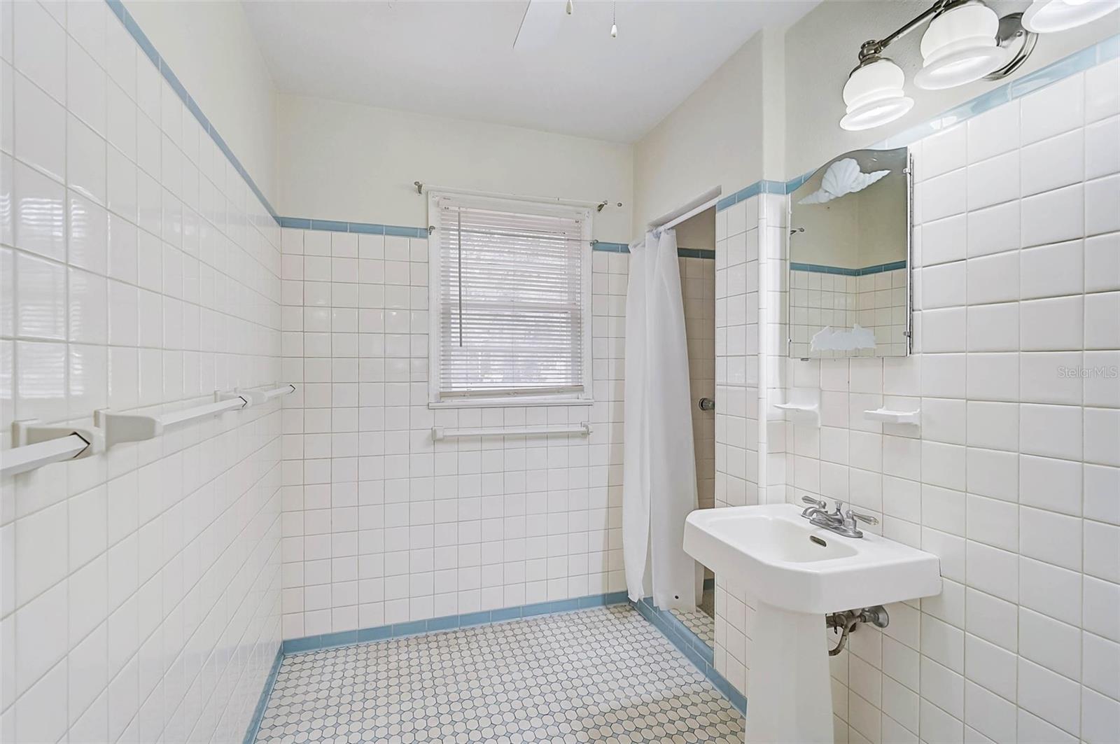 Image 17 of 39 For 1010 Indian Beach Drive