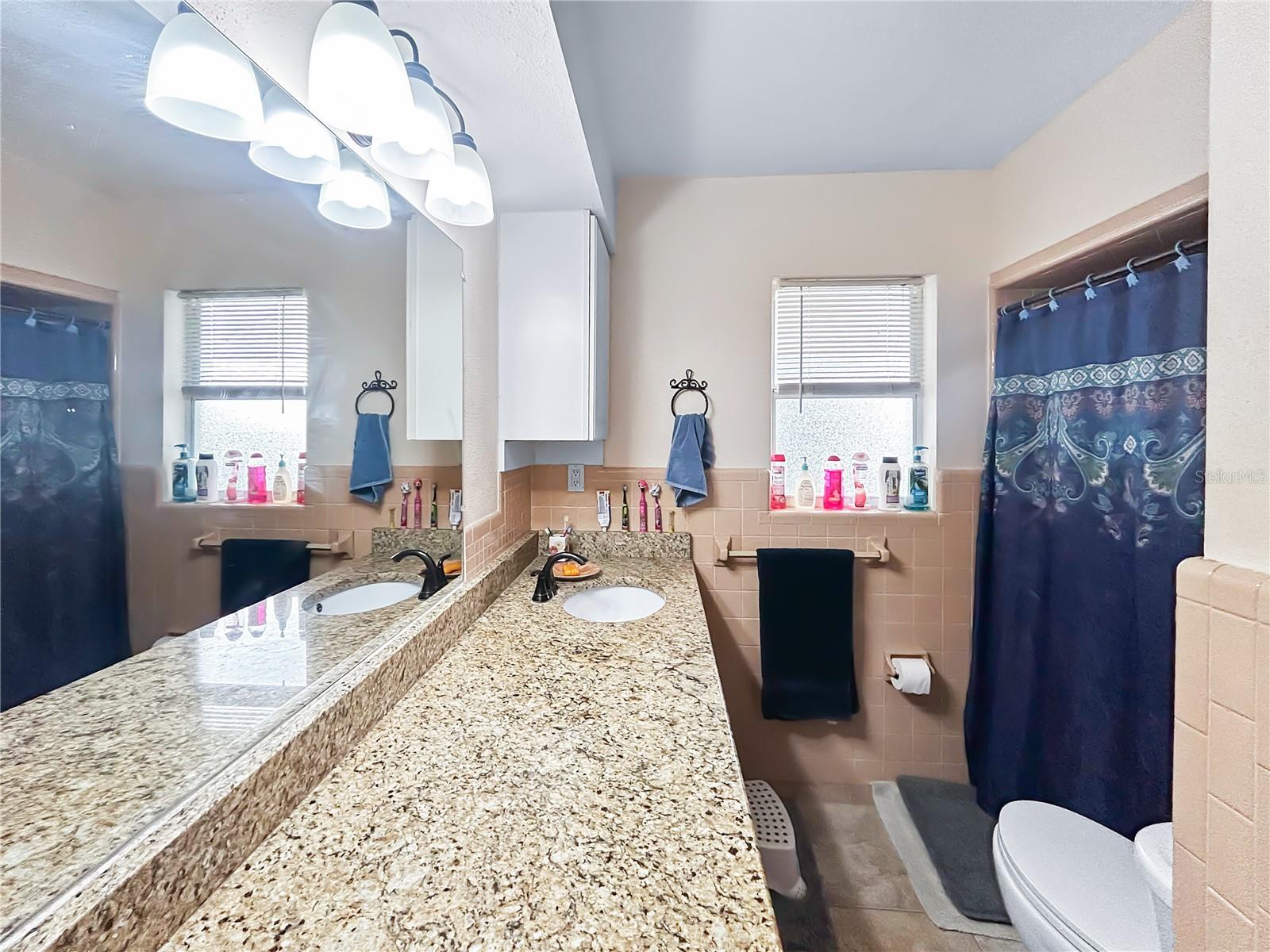 Listing photo id 8 for 913 Helena Drive