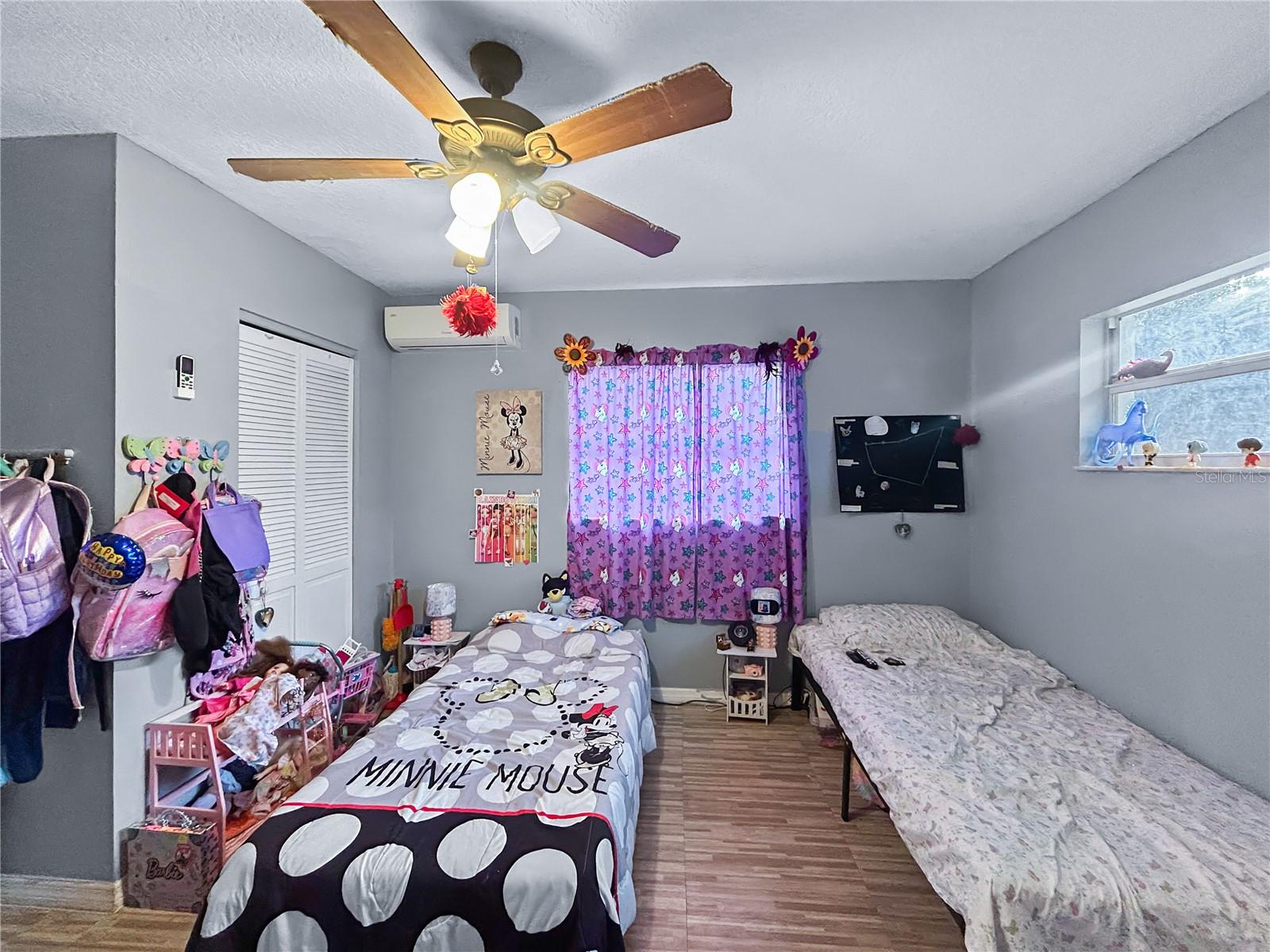 Listing photo id 11 for 913 Helena Drive