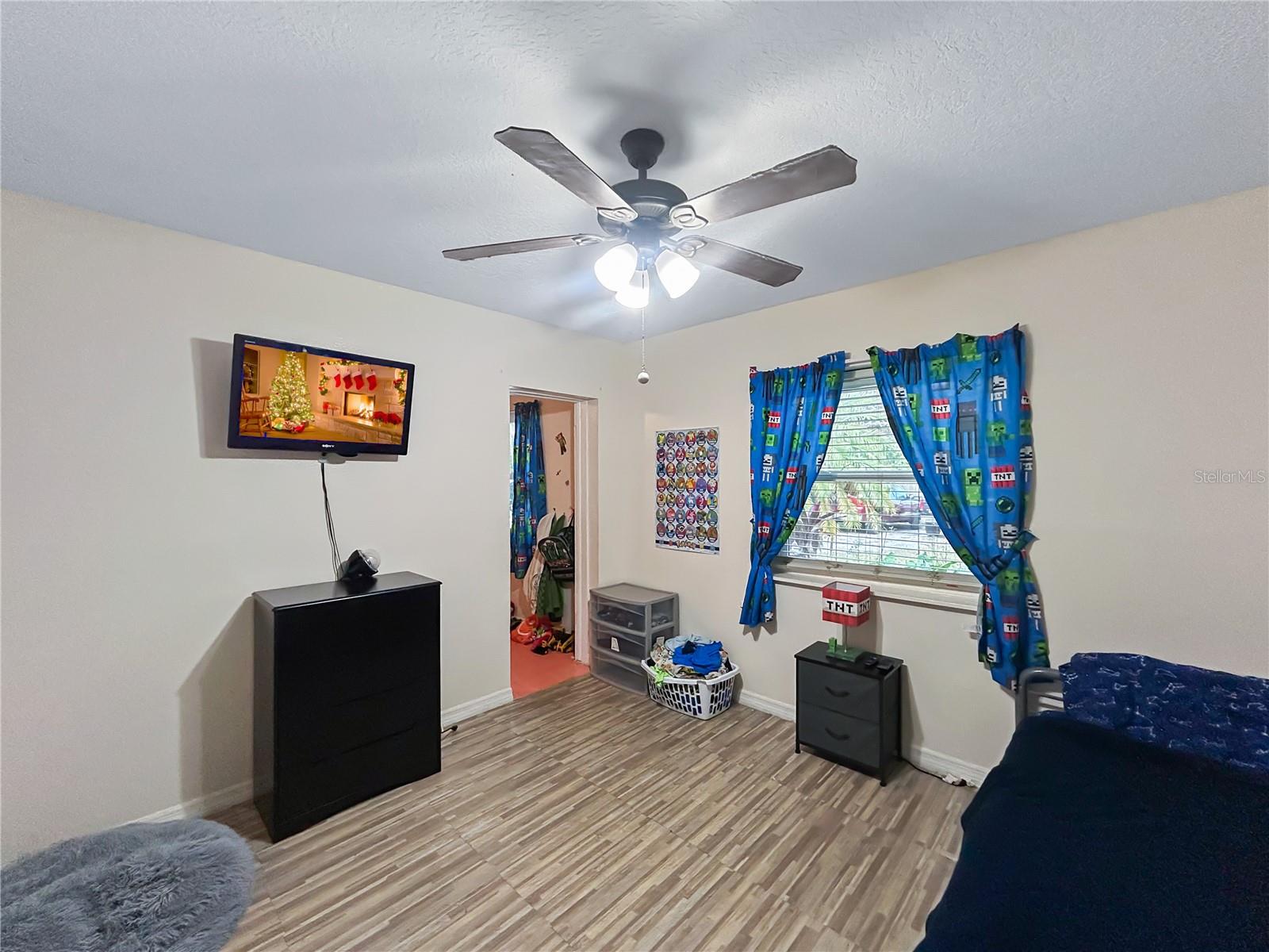 Listing photo id 13 for 913 Helena Drive