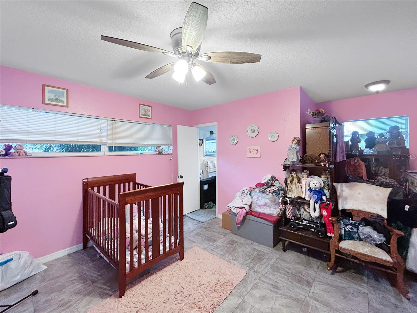 Listing photo id 16 for 913 Helena Drive