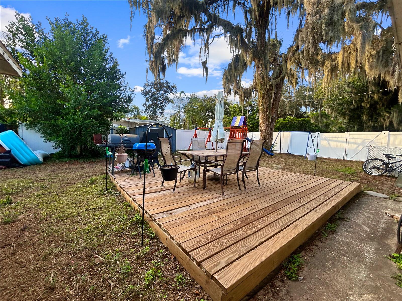 Listing photo id 17 for 913 Helena Drive