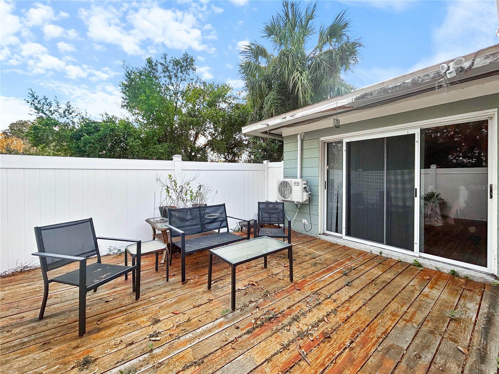 Listing photo id 18 for 913 Helena Drive