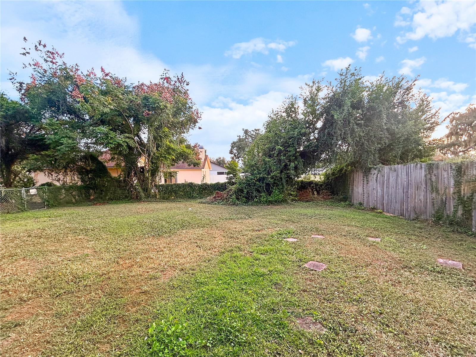 Listing photo id 20 for 913 Helena Drive