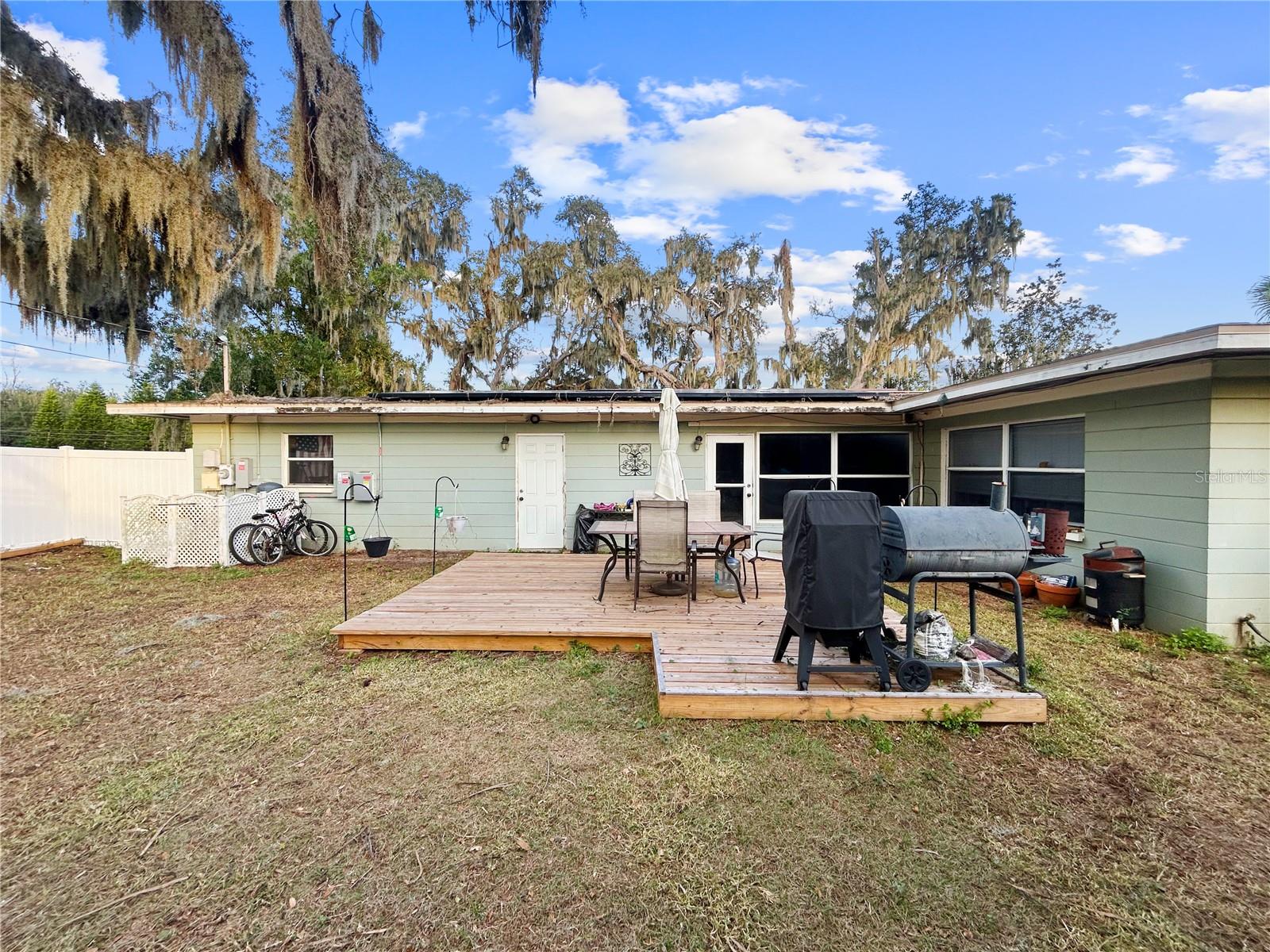 Listing photo id 21 for 913 Helena Drive